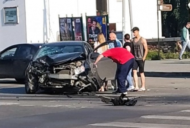 В центре уральской столицы иномарка врезалась в столб