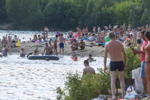 Екатеринбуржцы, несмотря на коронавирус, заполнили местные пляжи