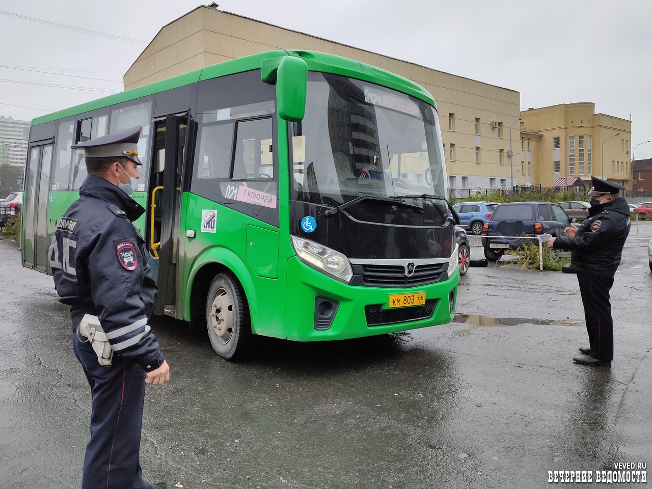 В Екатеринбурге инспекторы ГИБДД провели негласные рейды в маршрутках. Один автобус пришлось эвакуировать