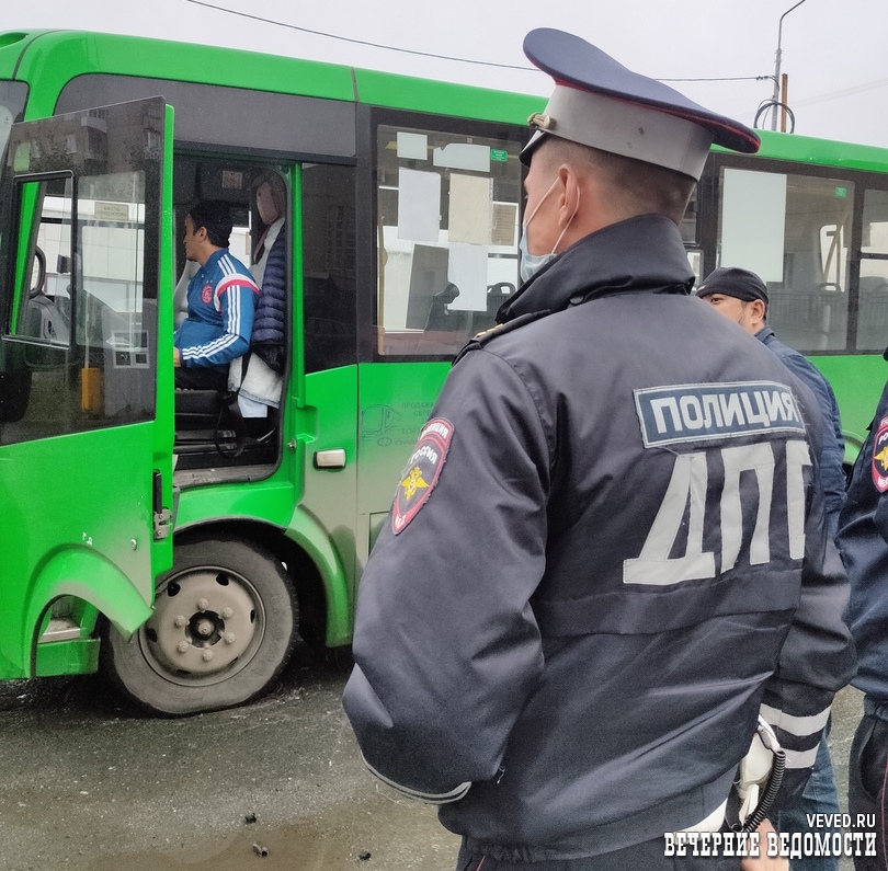 В Екатеринбурге инспекторы ГИБДД провели негласные рейды в маршрутках. Один автобус пришлось эвакуировать