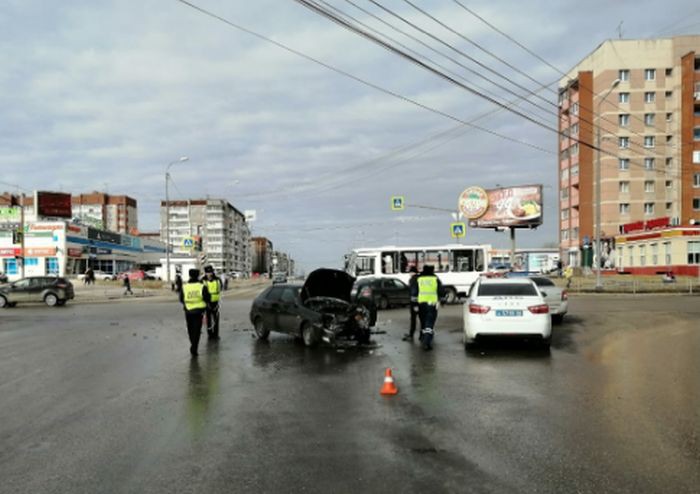 В Нижнем Тагиле столкнулись два автомобиля и пассажирский автобус