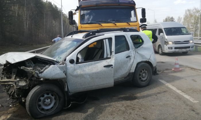 На выезде из Екатеринбурга в ДТП пострадали три человека. Подробности аварии