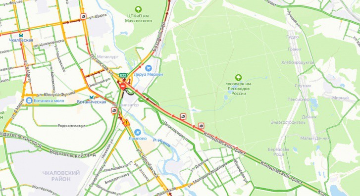 На Кольцовском тракте в Екатеринбурге из-за массовой аварии образовалась пробка