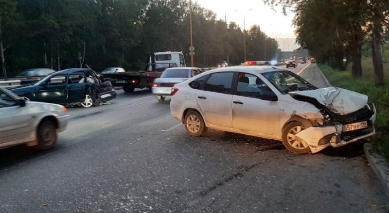 В Екатеринбурге на Объездной Лада Гранта протаранила «двенашку»