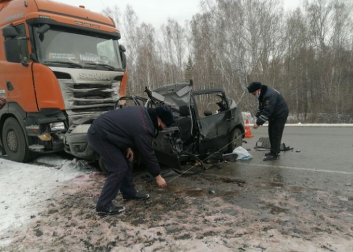 В лобовом столкновении грузовика и легковушки на свердловской трассе погибла супружеская пара