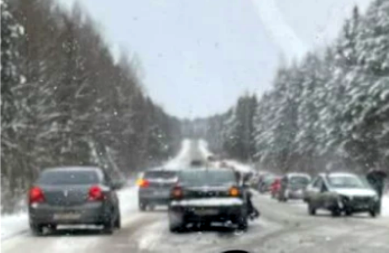 Под Екатеринбургом столкнулось более десяти автомобилей