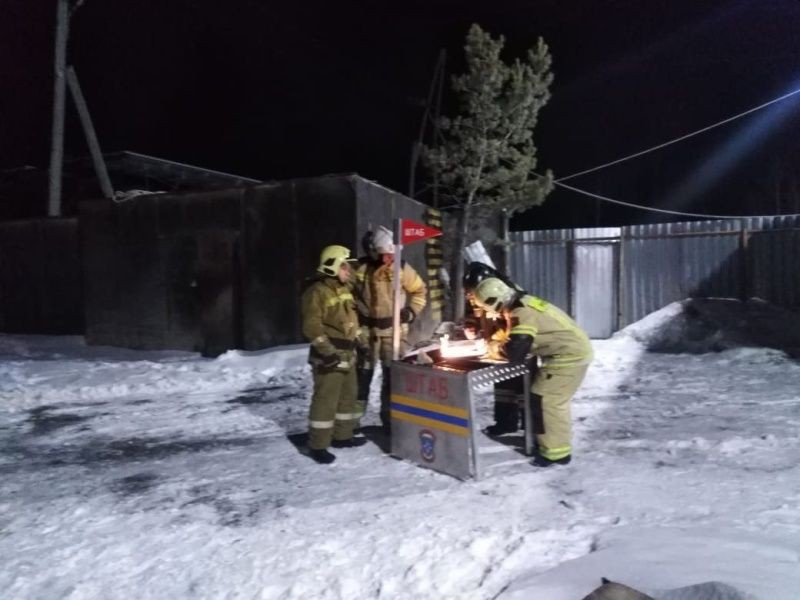 Под Екатеринбургом сгорел ангар со строительной техникой